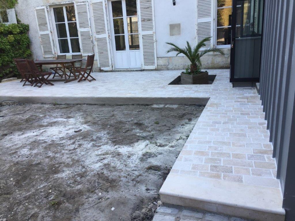 construction d'une terrasse en pavé travertin